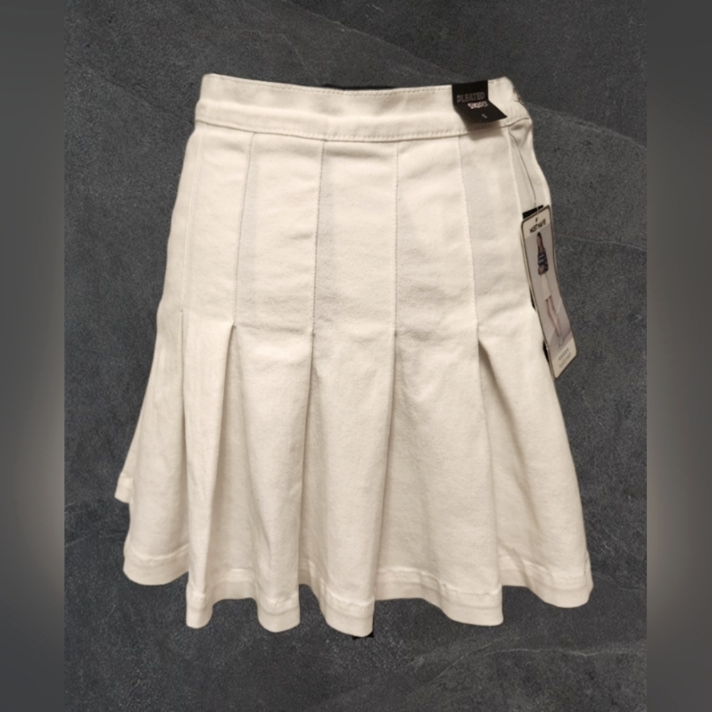 Simple Society Short Skirt White Denim Pleated NWT Size Small (C23)